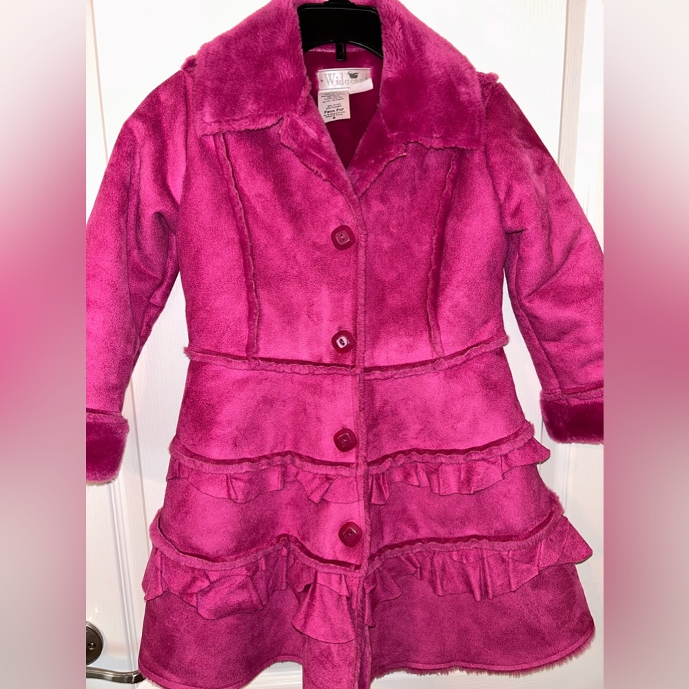 faux fur size 6
So pretty and warm! Coat sits below hip for extra warmth
SFPF